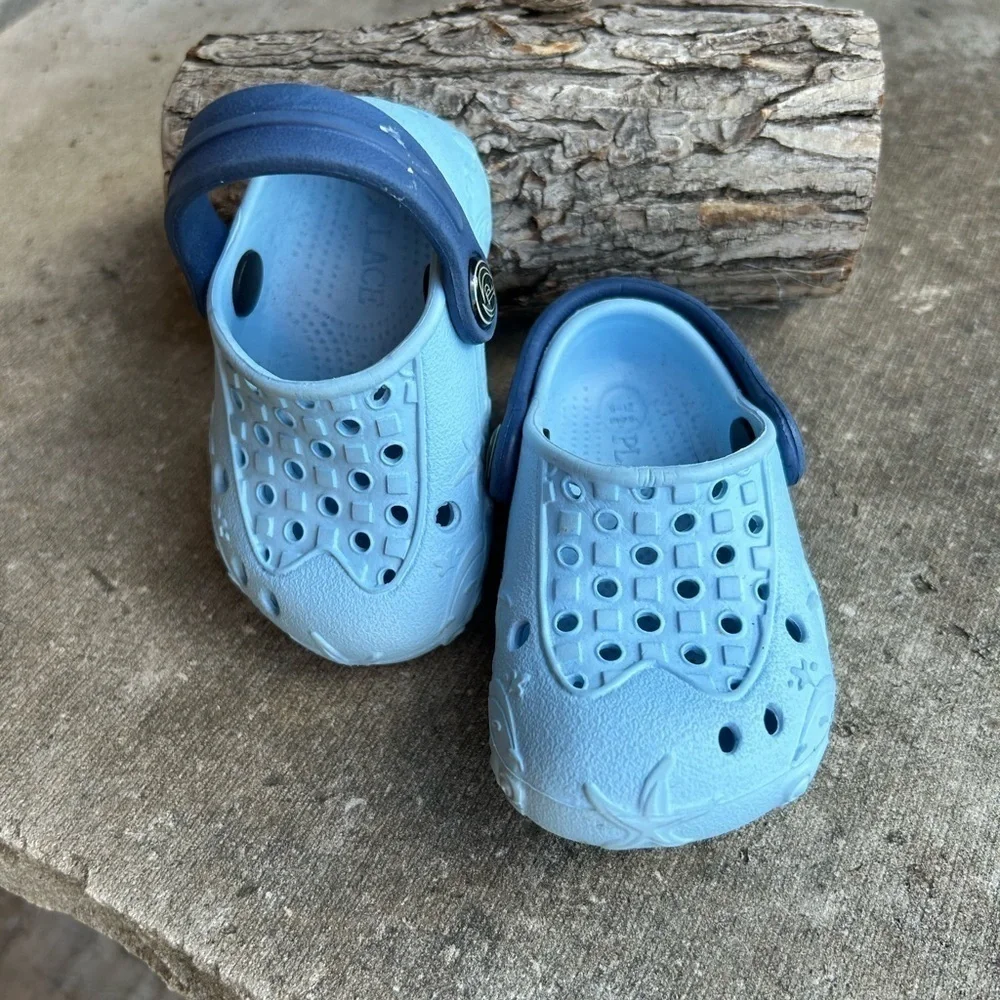 The Children’s Place unisex slip in lightweight baby shoes Sz-6-12 months. G